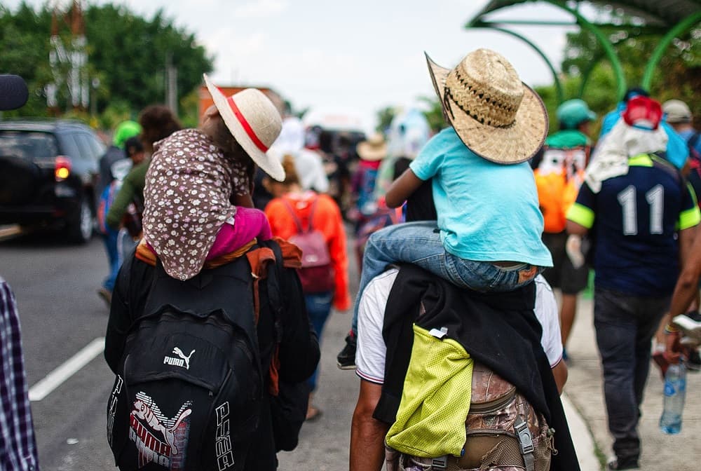<b>MIRIAM G.</b> "En 2018, más de 2,700 niños fueron separados de sus padres en la frontera de EEUU y México. Dado que ese número es demasiado grande, creo que es útil centrarse en la historia de una mujer. Incluso uno solo caso es abrumador". De esta manera, relatando el caso de una madre a la que solo identifica como Miriam G, la prestigiosa publicación ha elegido a todos los migrantes que abandonan sus países para ir a la frontera en busca de asilo como grandes protagonistas de este año. 
<br>