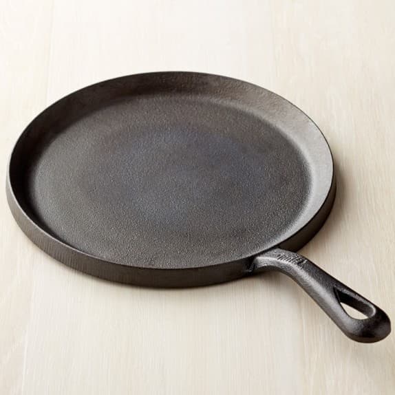 <b>Comal: </b>es el medio más adecuado para calentar tortillas (o cualquier pan plano, como una pita), para preparar quesadillas. Por su forma, el calor se distribuye de una forma uniforme y potente, ideal para que el queso se gratine y las tortillas no se quemen. | 
<b><a href="http://www.williams-sonoma.com/">William Sonoma</a></b> $23.95 dólares