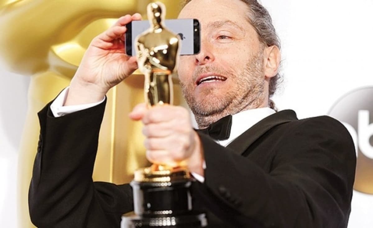 El mexicano Emmanuel Lubezki
<b> </b>consiguió su tercer Oscar de manera consecutiva en la categoría "Fotografía" por "The Revenant", lo que lo convierte en el primer fotógrafo en conseguir esto en la historia de la premiación.
<br>