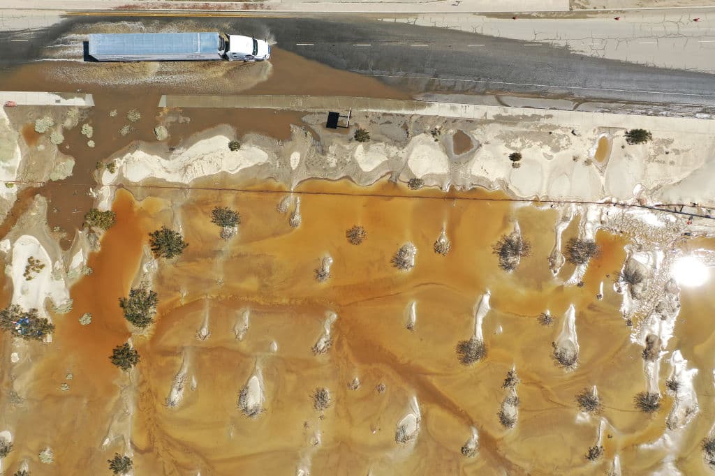 En el área del desierto, en la frontera con Nevada, así lucían los caminos este martes, un tanto más despejados después del paso de la tormenta.