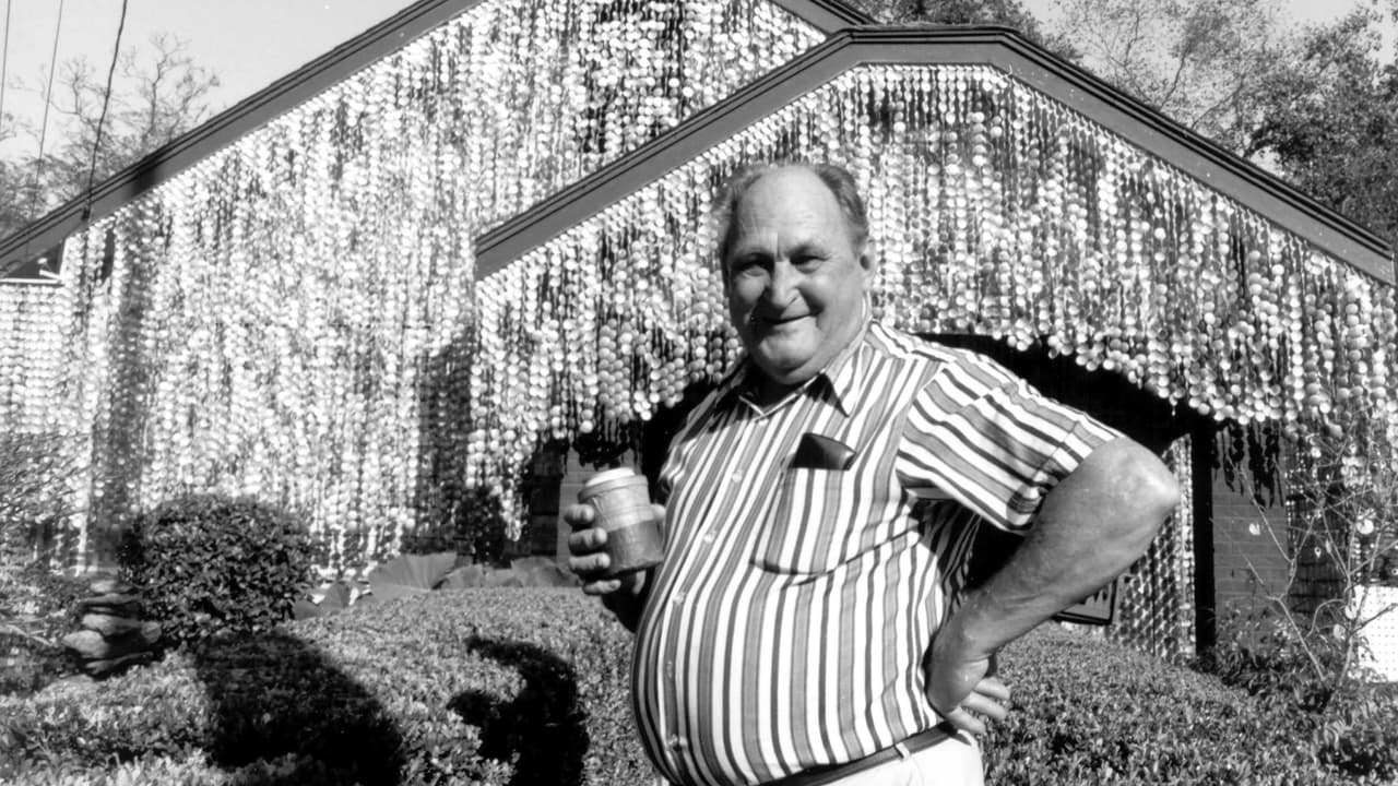 <b><a href="https://www.orangeshow.org/beer-can-house-history" target="_blank">John Milkovisch</a></b> comenzó el proyecto de tapizar su casa en 1968 al incrustar mármol, piedras, canicas y piezas de metal en concreto para darle una característica única a su hogar.