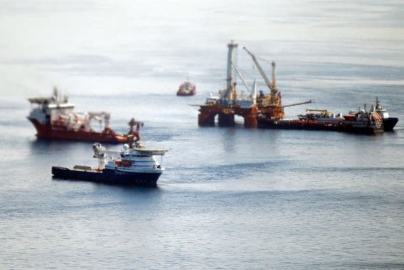 BP insiste con frenar fuga de crudo en el Golfo de México.