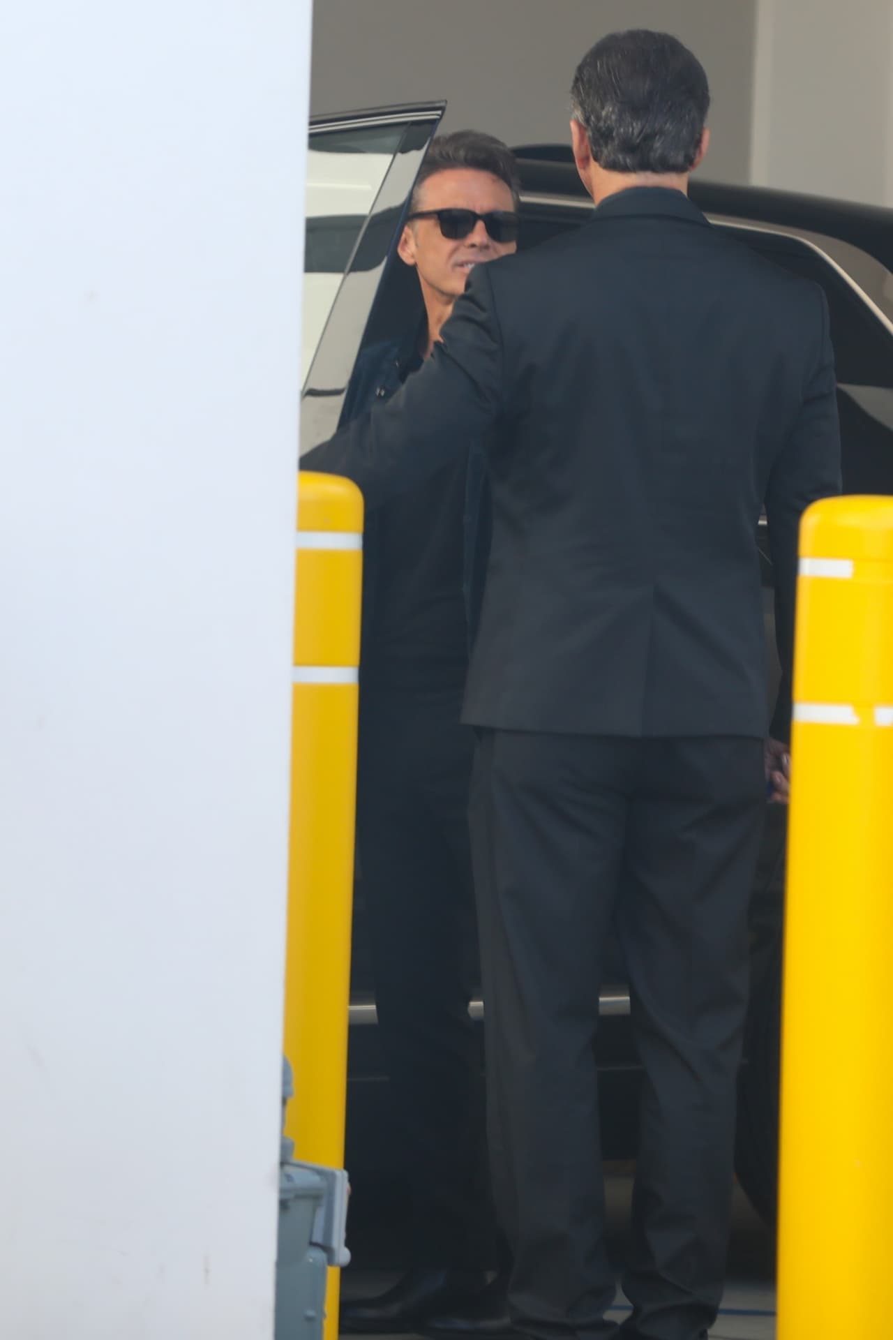 Un paparazzo fotografió a 'El Sol de México' a bordo de su lujosa camioneta, mientras que uno de sus guardaespaldas lo custodiaba.
<br>