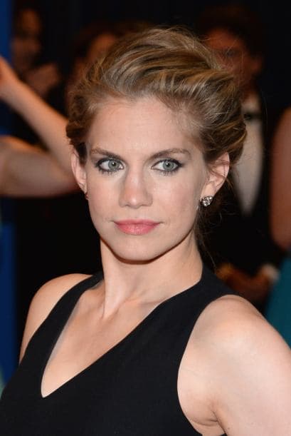 La actriz Anna Chlumsky, quien seguramente tampoco pudo conservar esa seriedad en su rostro.