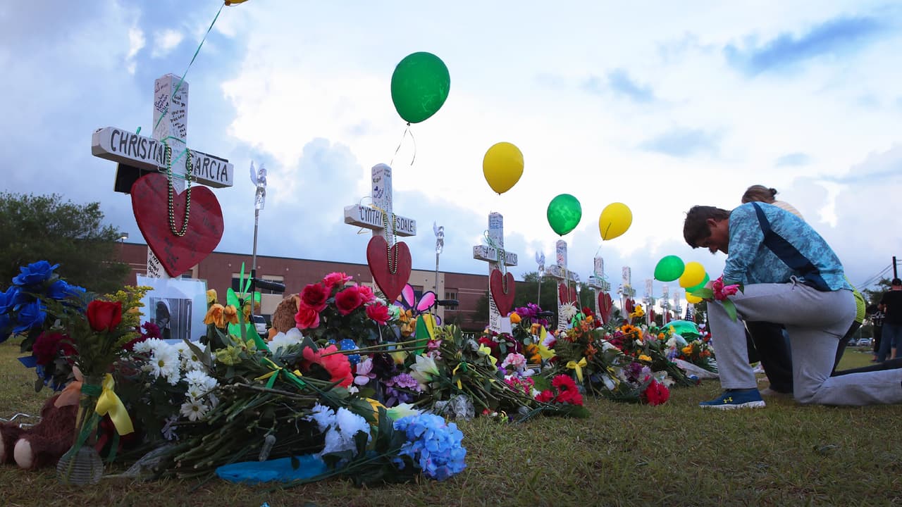 Diez personas murieron y otras 10 resultaron heridas luego de que un estudiante abrió fuego contra estudiantes y maestros en la
<a href="https://www.univision.com/local/houston-kxln/un-estudiante-de-17-anos-mata-a-tiros-a-10-personas-en-una-secundaria-en-el-sur-de-houston">preparatoria de Santa Fe</a>, un pequeño poblado al sureste de Houston. El tiroteo ocurrio el 18 de mayo de 2018.