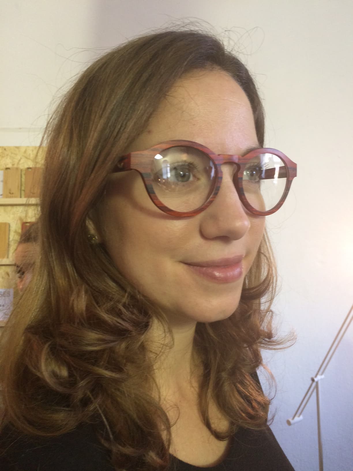 ¿Cómo hacer que unos lentes sean ecoresponsables pero a la vez súper trendy, para que ese hipster que llevas dentro salga con mucho estilo? ¡Fácil! Con la emergente marca Cheesy WoodenAccessories, que tiene gafas, relojes y otros accesorios hechos de madera reciclada. Son ligerísimos y preciosos. www.becheesy.de