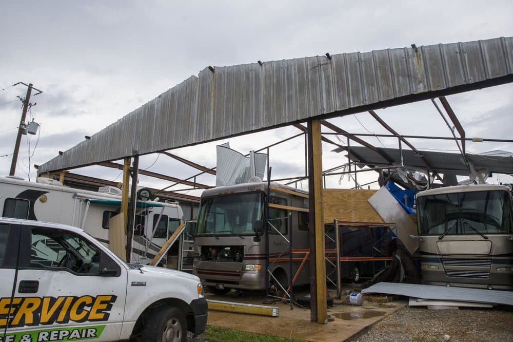 Esta tienda de venta y reparación de vehículos fue destrozada por los tornados en el condado Chilton, Alabama.