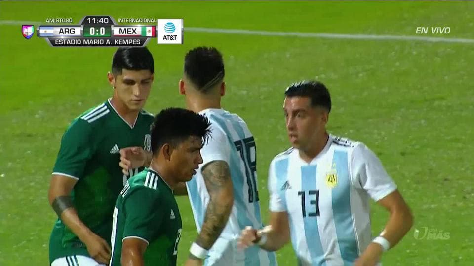 Javier Güémez despeja el balón y aleja el peligro