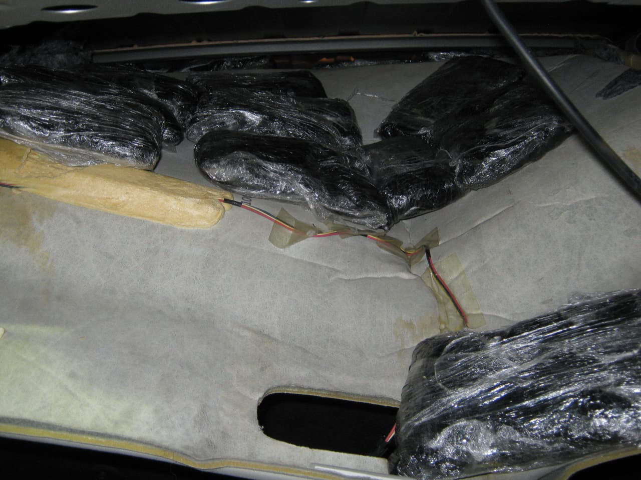 En la garita de Andrade, oficiales de CPB decomisan tres vehículos. Estos paquetes eran transportados dentro del toldo de un Jeep, según informó Angelica De Cima, portavoz de CPB.