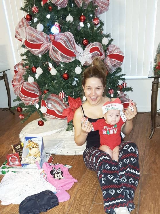 Muy contentas madre e hija celebrando su primera navidad juntas.