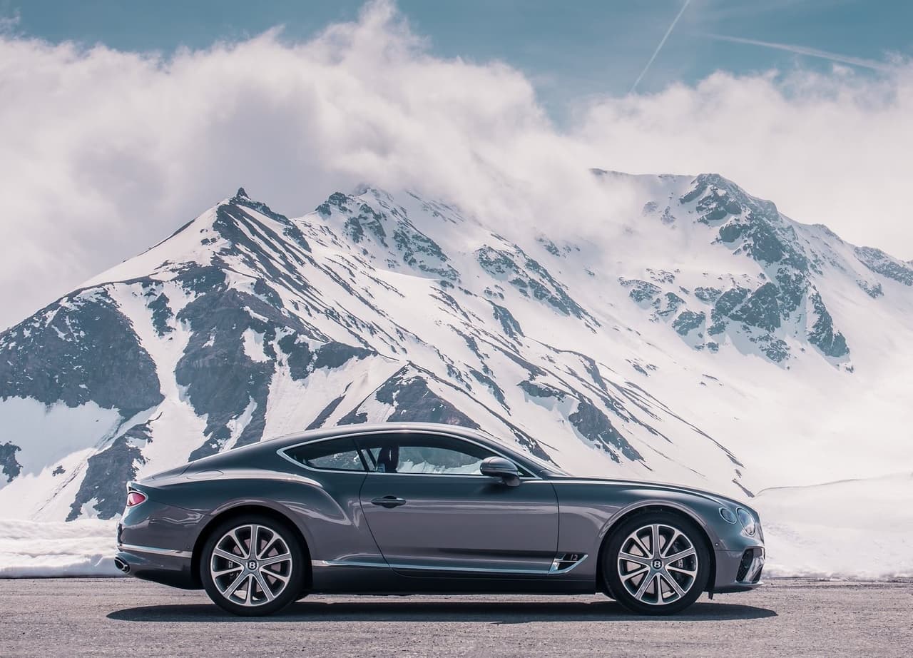 Las nuevas unidades del Bentley Continental GT montan un imponente motor W12 de 6.0 litros doble turbo. Como resultado, esta máquina es capaz de acelerar de 0 a 60 mph (98 km/h) en 3.6 segundos y llegar a una velocidad tope de 207 mph (333 km/h). Y si bien es toda una bestia sobre el asfalto, por dentro todo es lujo y confort.