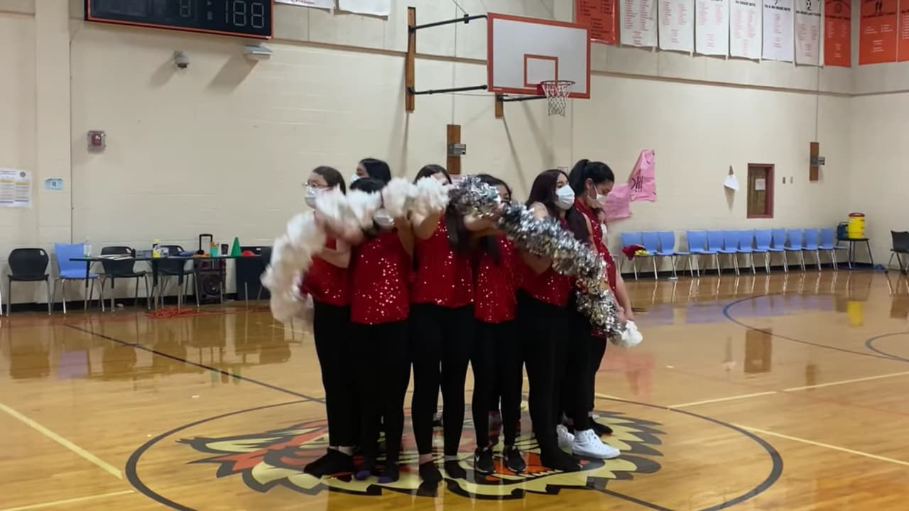  Estudiantes de San Antonio se vuelven estrellas de TikTok por complicada rutina de porristas