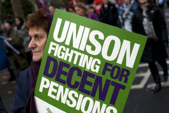 Con pancartas en donde se podía leer: "Son nuestras pensiones", miles de trabajadores no dudaron en salir a las calles para exigir una pronta respuesta.