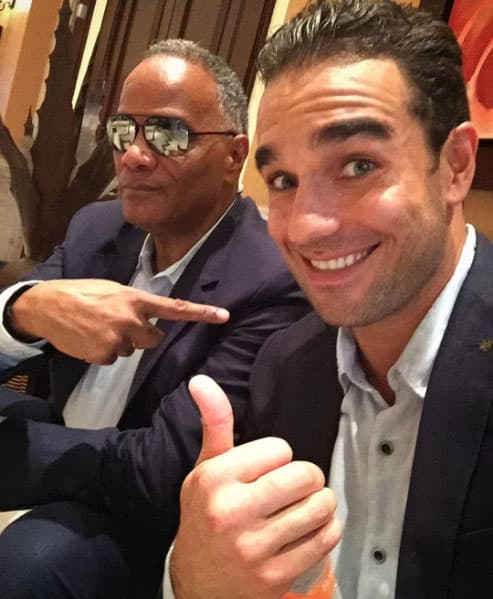 ¿Qué habrá hecho Marcus Ornellas para que su compañero guarura lo señale?