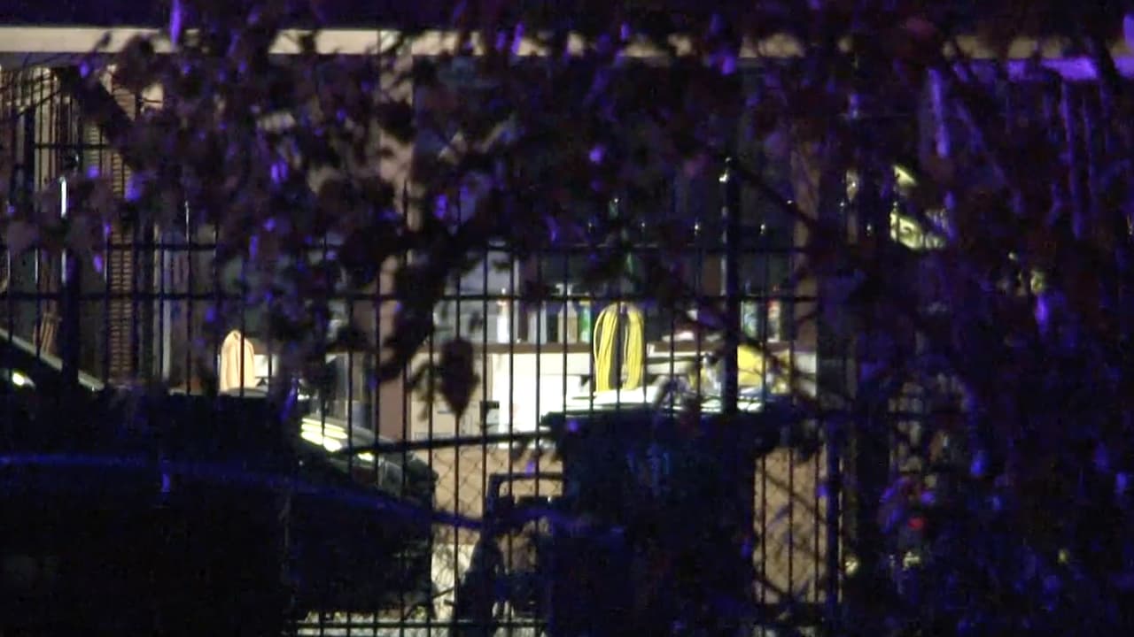 Una adolescente murió y tres más resultaron heridos, entre los heridos está un menor, de 16 años. Las autoridades encontraron un arma en la escena, creen que hubo más disparos.