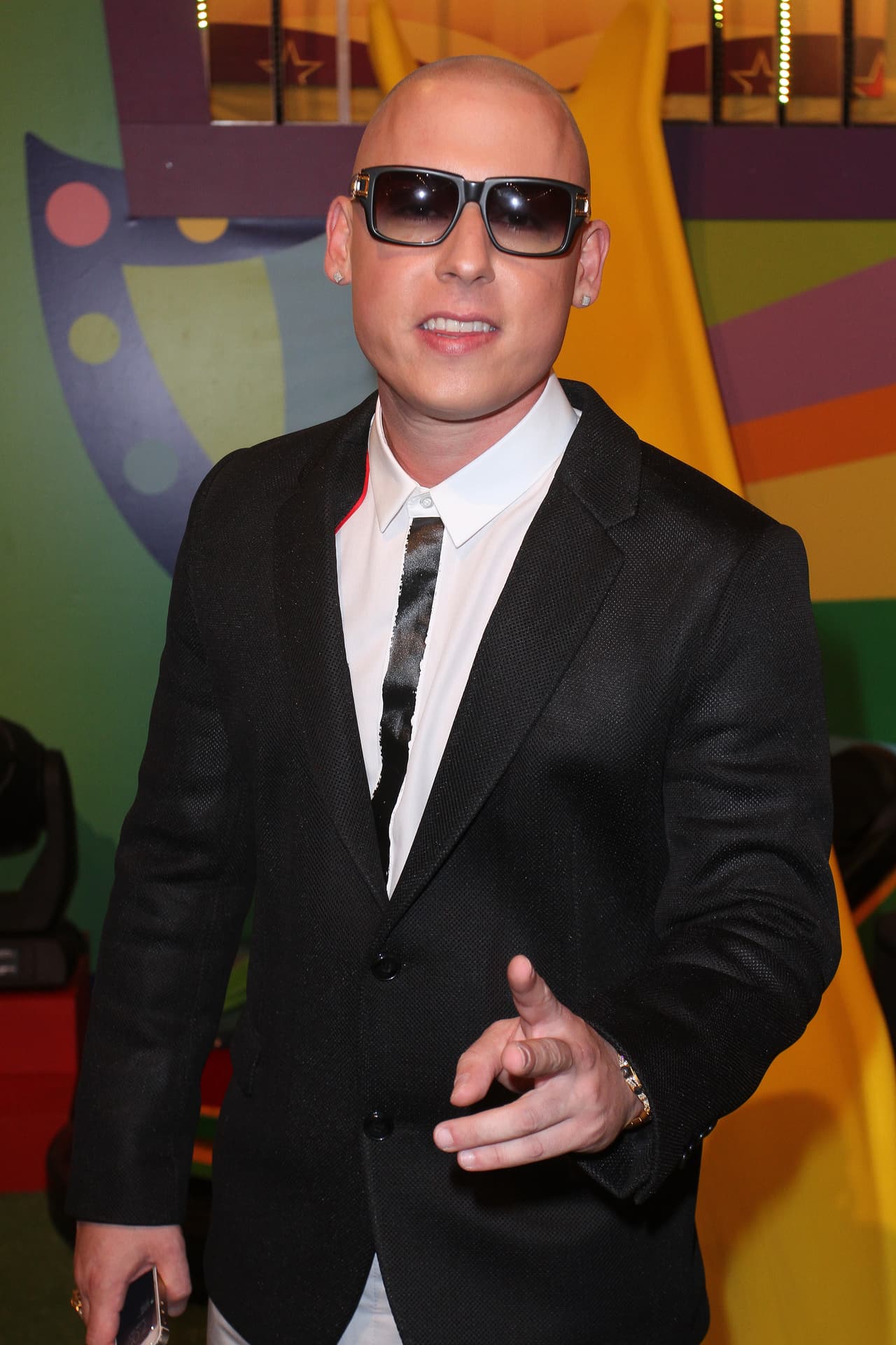 De acuerdo con información de la Agencia EFE, José Fernando Cosculluela Suárez, de 34 años de edad, se enfrentó en 2015 a las autoridades de Puerto Rico después de que una corte del Condado de Dade, en Miami, Florida, emitió una orden de arrestro en diciembre de 2014 contra el cantante por un caso de violencia doméstica contra su pareja, Gina Moreno.