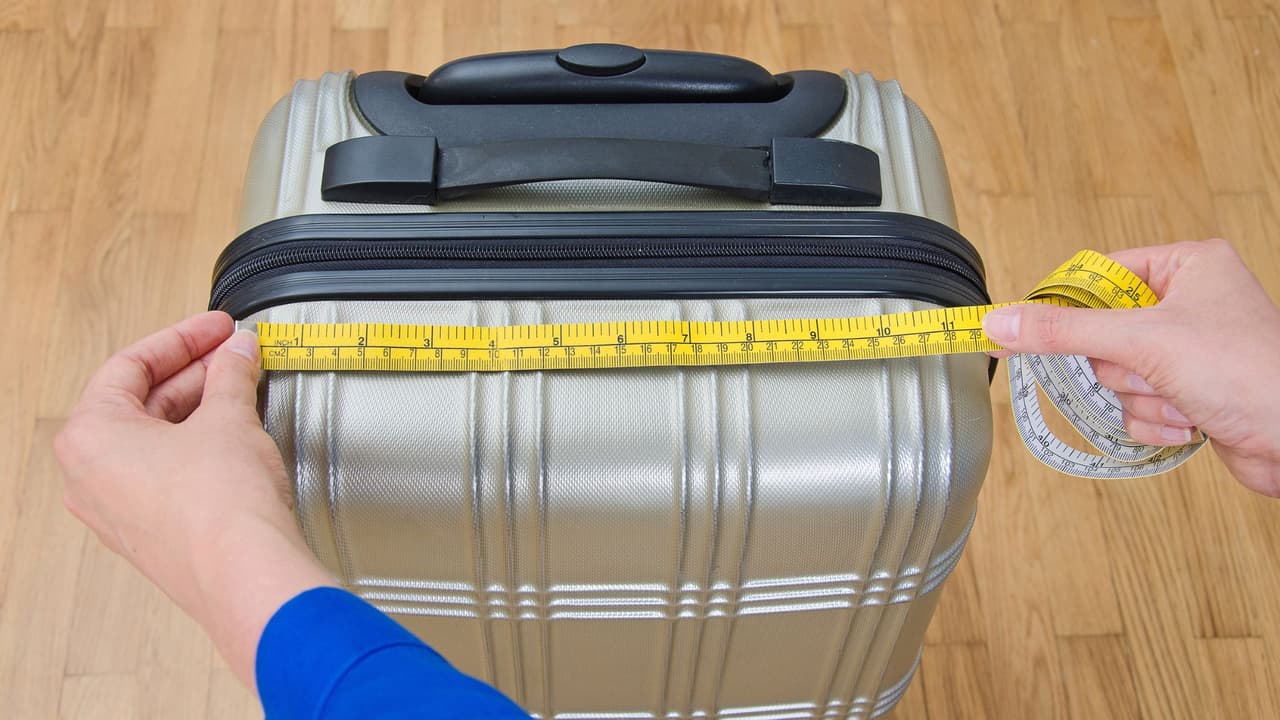 <h3 class="cms-H3-H3">Cómo evitar sorpresas antes de volar</h3> 
<b>1. Mide tu equipaje en casa:</b> Usa una cinta métrica o las medidas oficiales. Guarda una foto con las dimensiones en tu celular por si necesitas mostrarla. 
<br>
<b>2. No la llenes de más: </b>Evita bolsillos sobresalientes o ropa apretada. Una maleta inflada llama la atención del personal. Mejor lleva tu abrigo o chaqueta en la mano. 
<br>
<b>3. Verifica en el mostrador: </b>Si tienes dudas, usa los medidores disponibles antes de pasar por seguridad. 
<br>
<b>4. Prepárate para documentar en la puerta: </b>En vuelos llenos, es común que los últimos grupos deban documentar su maleta de mano. Este servicio es gratuito, pero asegúrate de llevar contigo documentos, medicinas, aparatos electrónicos y baterías de litio en tu artículo personal. 
<br>
<b>5. Si viajas con tarifa <i>Basic Economy</i>: </b>Recuerda que normalmente abordas al final, así que la probabilidad de que tengas que documentar tu maleta de mano es muy alta.