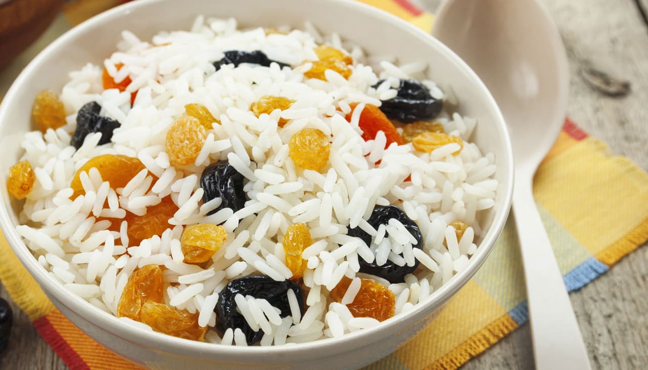 Se você não odeia uva passa, aprenda receita de arroz com passas e milho que fica ainda mais gostosa 