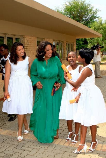Oprah Winfrey inauguró Oprah Winfrey Leadership Academy for Girls en Sudáfrica en el 2007. Winfrey también ha donado en gran medida a las escuelas charter de Estados Unidos. En el 2010, donó $6 millones para las escuelas charter.