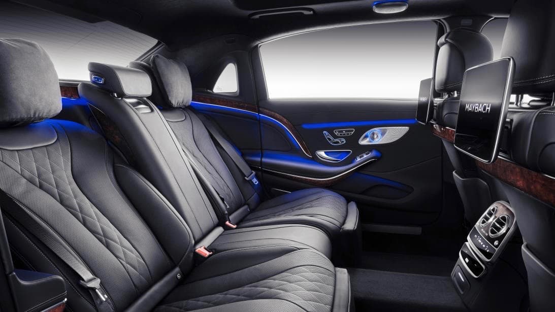 Pero el verdadero encanto de los modelos Clase-S de Mercedes-Maybach, reside en la parte trasera de su espectacular cabina, especialmente en su asiento trasera. Sus asientos se ajustan y reclinan lo suficiente como para que nadie viaje incómodo, mientras que una gran cantidad de opciones de tecnología, comunicaciones, conveniencia y confort hacen que el viaje sea tan de negocios o tan de placer como Sus pasajeros lo deseen. El precio inicial del Maybach S650 comienza en los
<b>200,000 dólares</b>, pero un par de opciones los disparan a la estratosfera rápidamente.