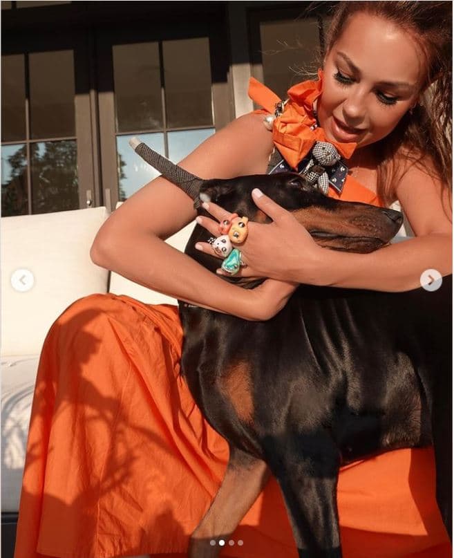 Thalía posa con su perro