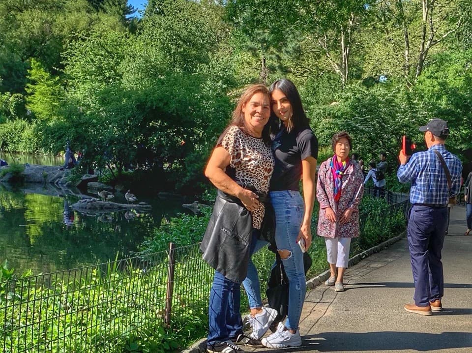 Y agregó que ellos siempre la impulsaron y jamás le dijeron que no iba a poder. “Mis papás nunca me dijeron: ‘No vas a poder’; al contrario. Nosotros no teníamos dinero y mi papá sacaba dinero, no sé de dónde, y me pagaba clases”, contó al medio citado.