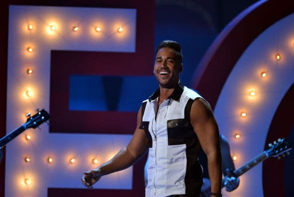 El bachatero llegó con todo su romanticismo para interpretar el tema "Eres mía".