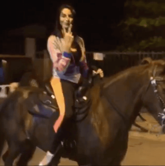 Patricia Corcino nos dio un gesto de 'peace & love".