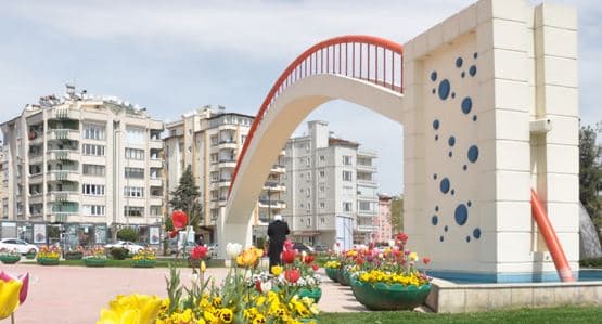 En el parque hay áreas de juegos infantiles, senderos para correr y andar en bicicleta, baloncesto, tenis, voleibol y cancha de fútbol profesional.