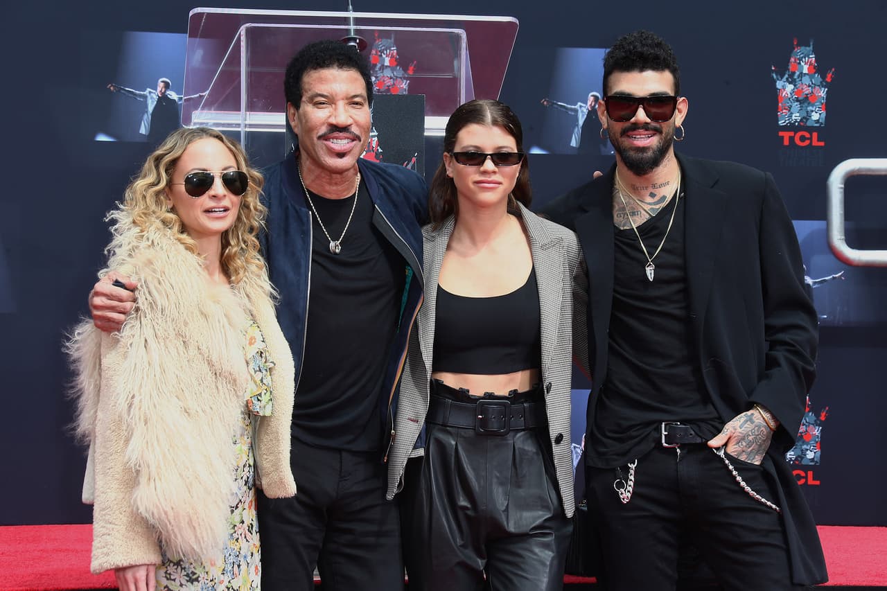 Lionel Richie, padre de Sofia, Nicole y Miles, no ha emitido declaraciones favorables sobre la relación de la menor de sus hijos con Scott Disick. La revista Cosmopolitan publicó en las pasadas horas que el cantautor de 68 años prohibió que el flamante novio fuera a un evento familiar.