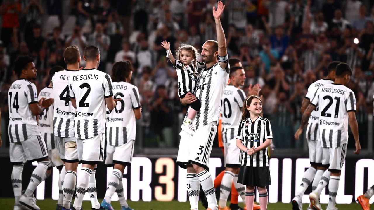 Chiellini y Dybala recibieron emotiva despedida en su último juego con la Juventus