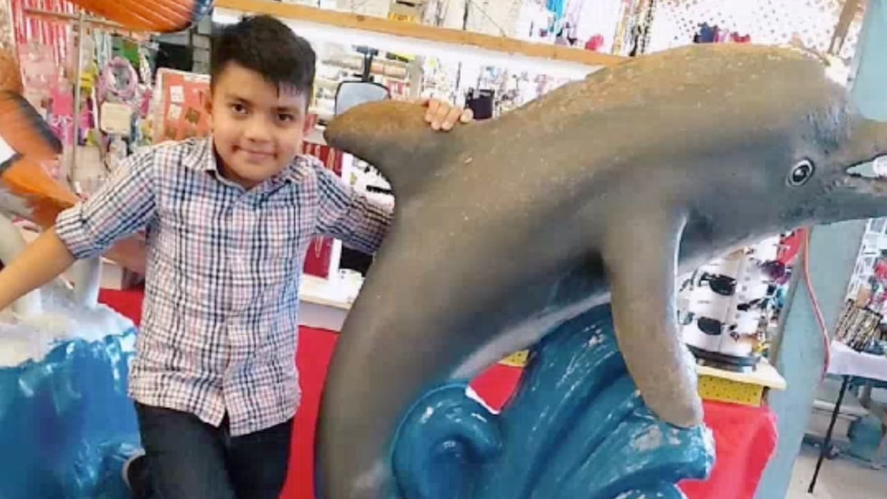 “Lo acosté en la cama y se arroparon con el otro niño, de 3 años, y todo quedó bien y no entendemos por qué amaneció muerto”, continuó la madre.