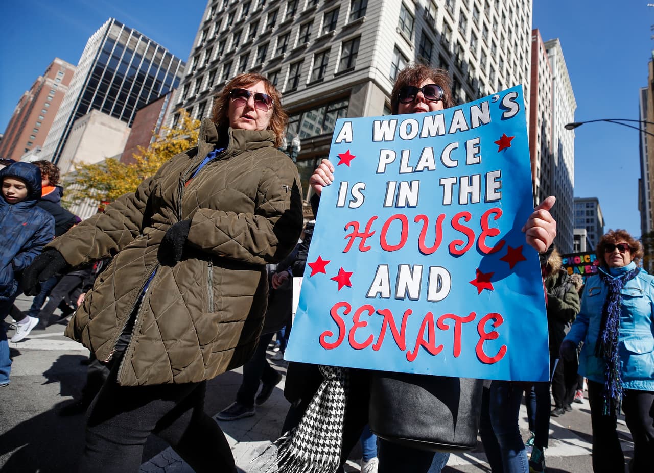 Aunque las mujeres llevan casi un siglo pudiendo votar en EEUU, las demandas para una mayor representación en la política persisten. "El lugar de una mujer es en la Cámara y el Senado", se puede leer en la pancarta de esta manifestante en una protesta en Chicago en 2018.