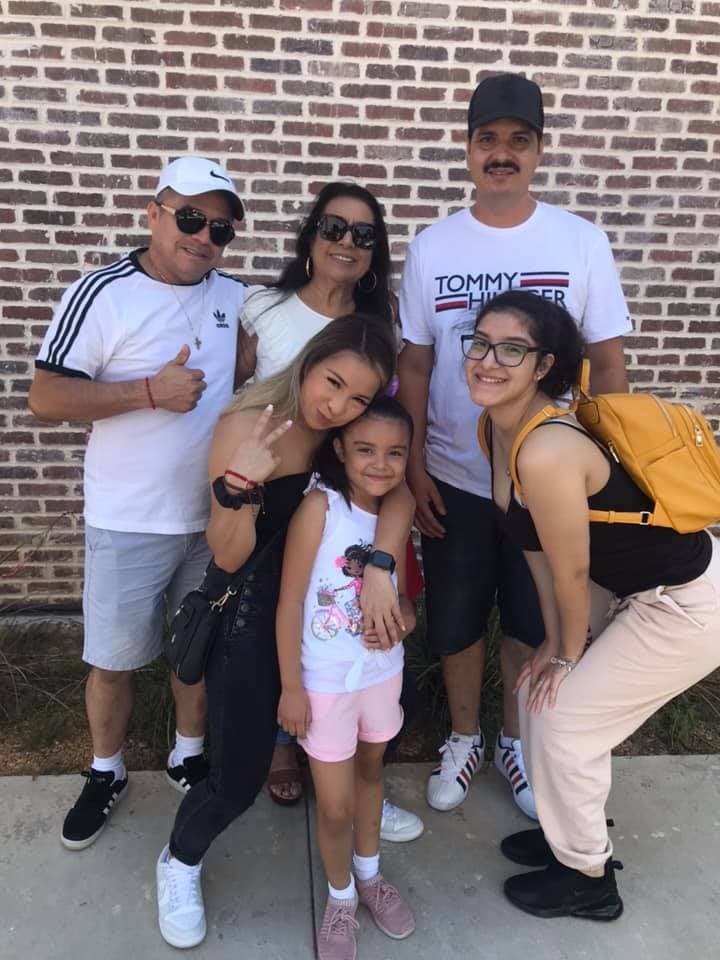 Angeles Gómez también compartió foto junto a su familia.