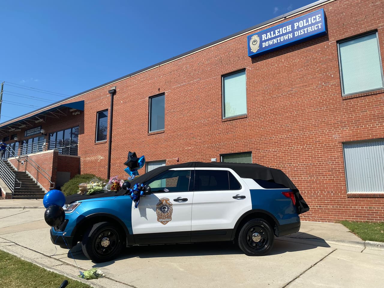 Otro monumento reposa frente a la estación del Departamento de Policía de Raleigh (218 West Cabarrus Street), donde una patrulla fue colocada para honrar la vida y el servicio del oficial Torres.