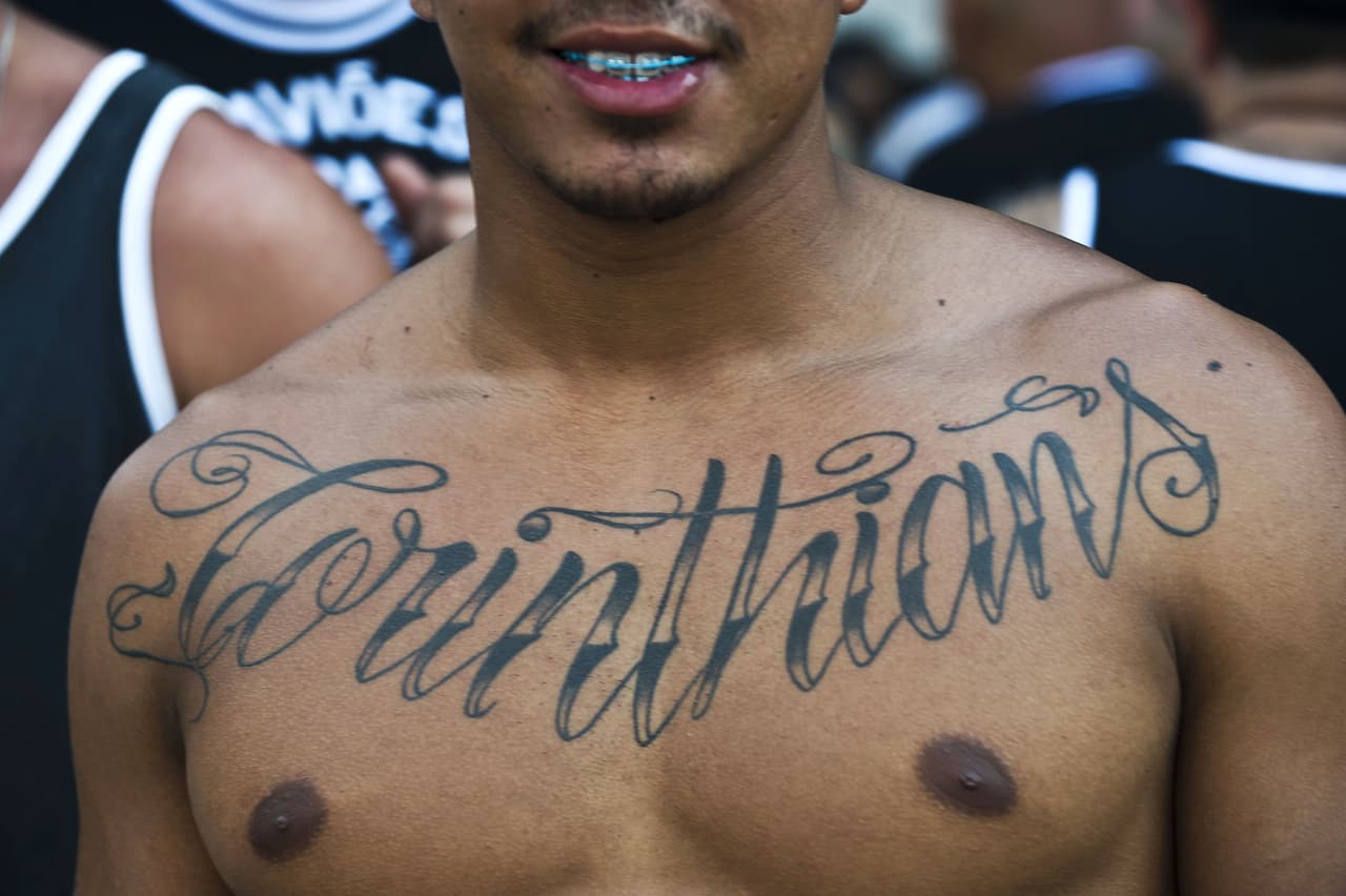 Los fanáticos en el mundo quisieron rendir un homenaje a sus países, equipos o jugadores favoritos por medio de tatuajes. Algunos más grandes y coloridos, con rostros de las figuras y escudos representativos son una muestra del cariño que alrededor del mundo expresan los hinchas del fútbol.