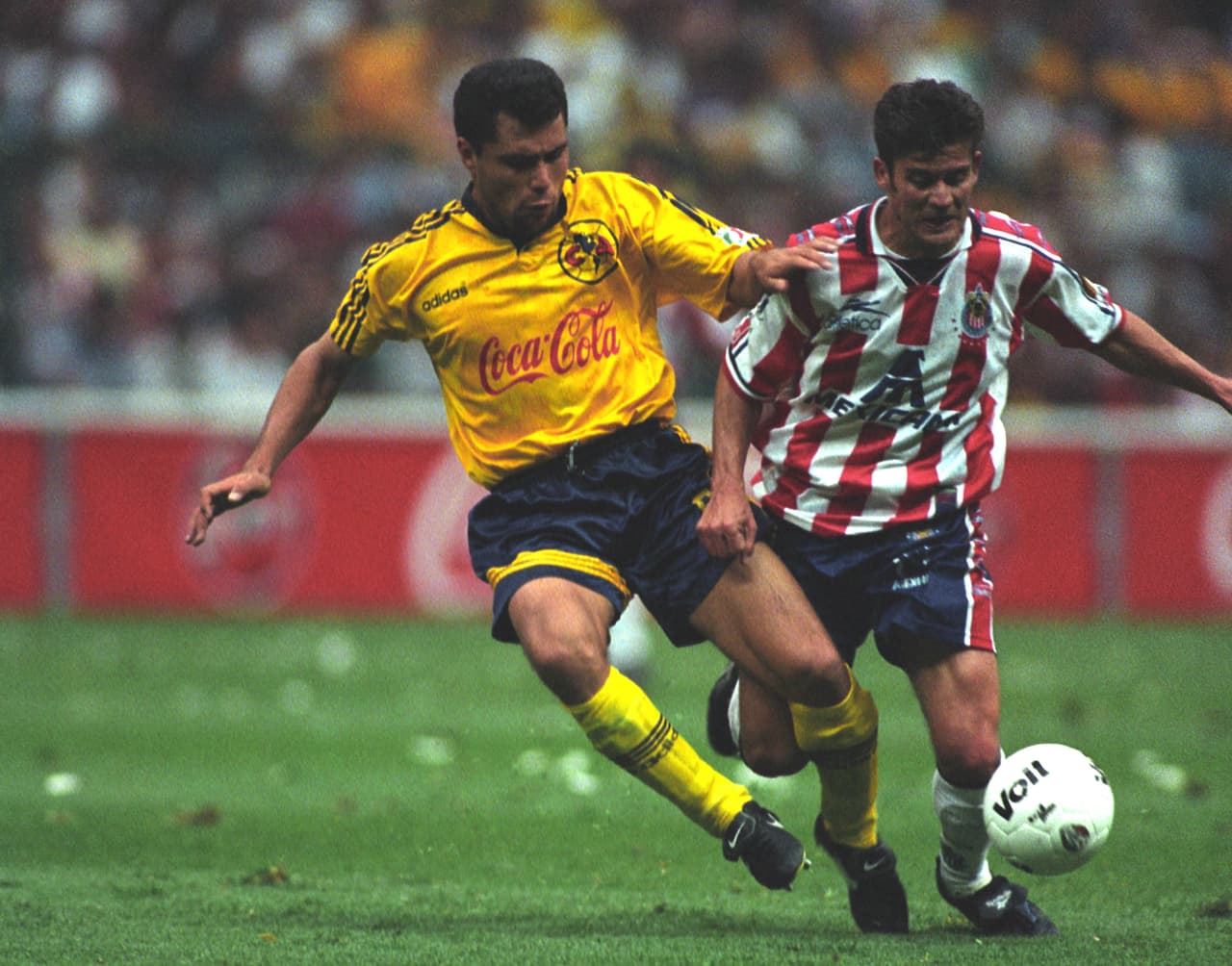 México no se queda atrás con estos traspasos. De los más destacados está el de Ramón Ramírez de Chivas al América en una operación en directo. La afición tapatía nunca le perdonó al volante su marcha al acérrimo rival.