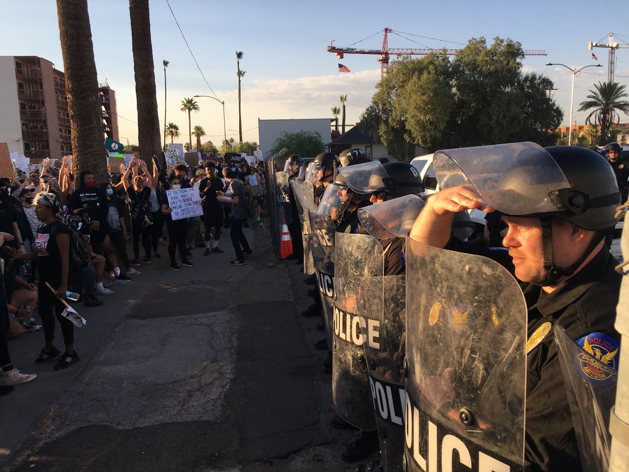 El equipo antidisturbios de la policía de Phoenix frente a los manifestantes que les piden que se arrodillen y si lo hacen disuelven la protesta.