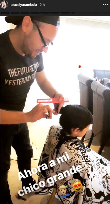 En el segundo video Aracely presumía el cambio de imagen de Miguel, de 11 años de edad en aquel entonces.