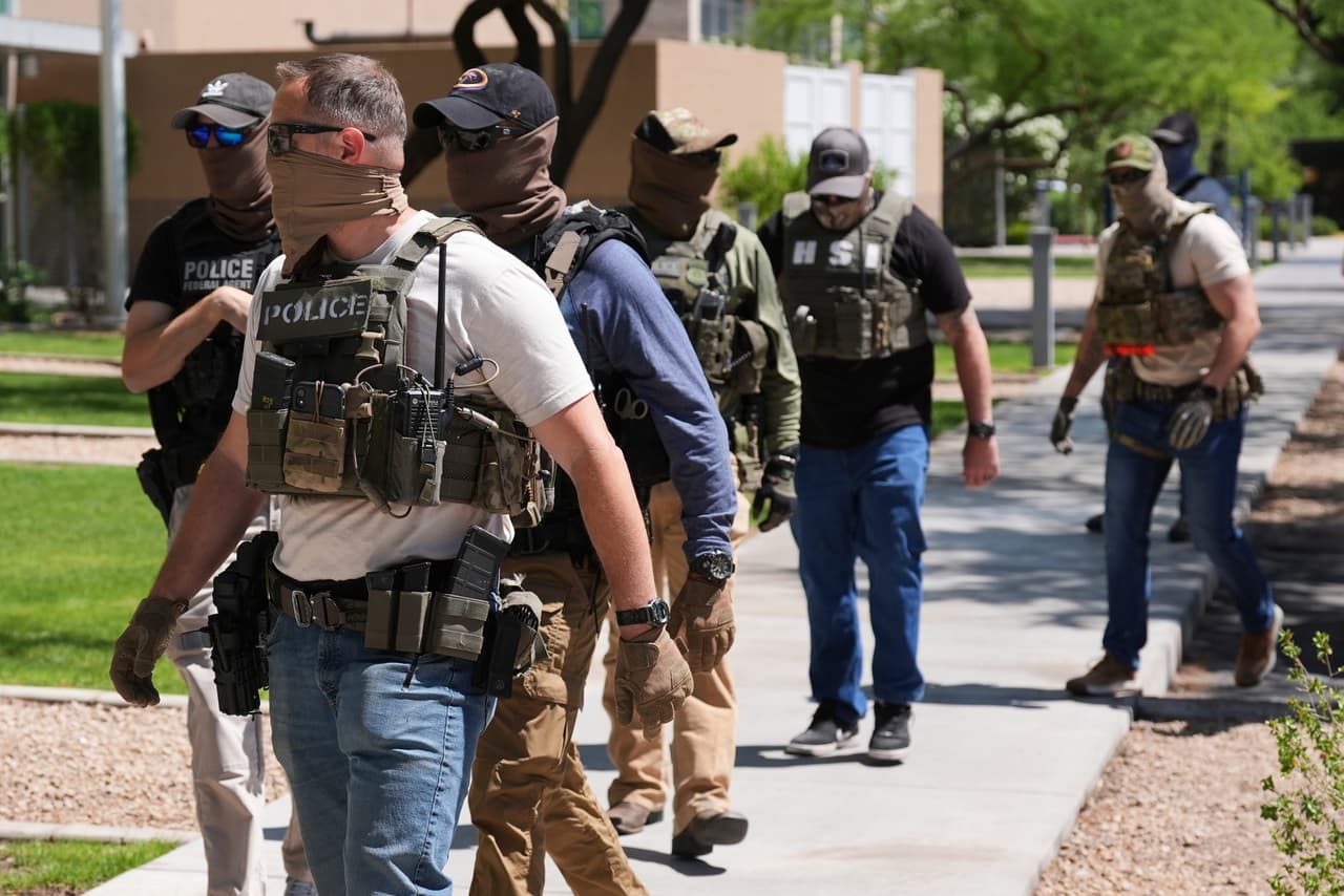 “ICE cree que está bien enmascararse para cada arresto”: los riesgos de las detenciones de indocumentados por agentes con el rostro cubierto