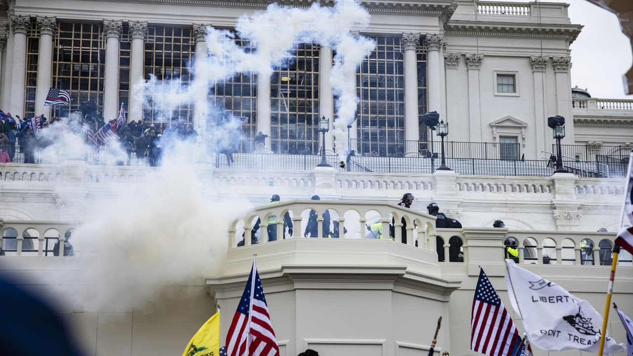 Un miembro de Antifa NO publicó un video admitiendo que le 'pagaron para protestar en el edificio del Capitolio'