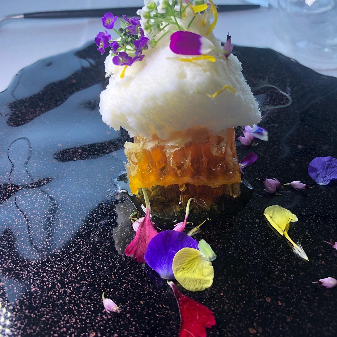 El restaurante que visitó en su primer día cuenta con tres estrellas Michelin, distinción obtenida por preparar platos como el que vemos en la imagen.