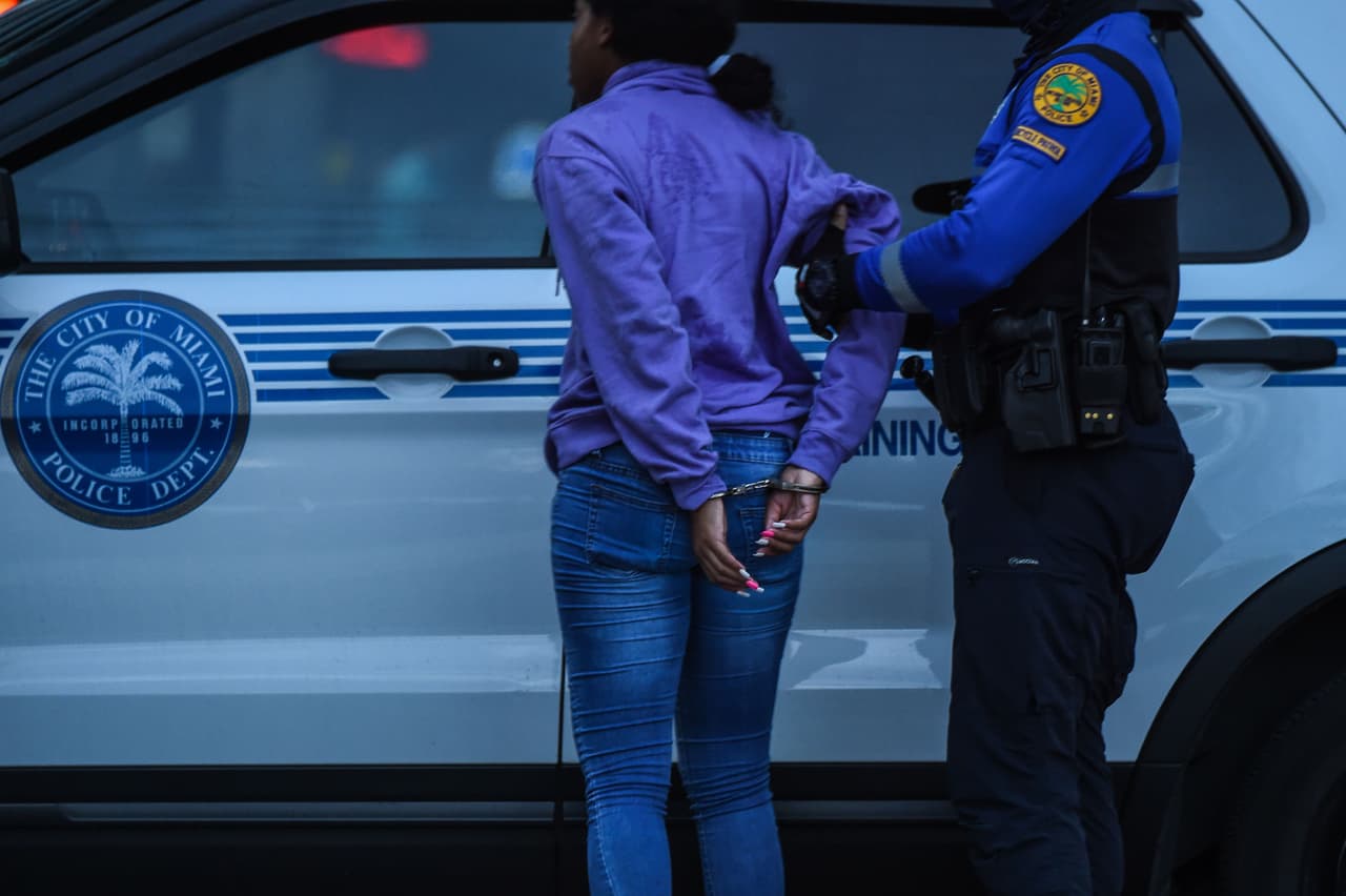 <h3 class="cms-H3-H3">SB-784: Registro de personas con capacidades especiales</h3>
<br>
<br>La "Ley para Proteger a Nuestros Seres Queridos" 
<b><a href="https://www.univision.com/local/orlando-wven/es-una-buena-idea-padres-del-condado-de-volusia-respaldan-chequeo-de-seguridad-a-estudiantes-video" target="_blank">autoriza a las agencias policiales locales</a></b> a "desarrollar y mantener una base de datos, que se conocerá como 'Registro de Personas Especiales', para un propósito específico y autoriza a las agencias policiales locales a proporcionar información relevante del registro a los agentes del orden en determinadas circunstancias".
<br>
<br>En la práctica, 
<b>esta base de datos ayudará a las agencias de la ley a lidiar con personas que tengan capacidades especiales.</b>
<br>
<br>"Una agencia local de aplicación de la ley puede desarrollar y mantener una base de datos, que se conocerá como 'Registro de Personas Especiales', enumerando personas que tienen problemas de desarrollo, discapacidades o condiciones psicológicas o de otro tipo que puedan ser relevantes para sus interacciones con los agentes del orden", se explica en la ley.
<br>
<br>La normativa agrega que "personas con cualquier tipo de problema de desarrollo, psicológico, u otra discapacidad o condición, incluyendo, pero no limitado al trastorno del espectro autista, enfermedad de Alzheimer o una demencia o trastorno relacionado, o síndrome de Down, pueden inscribirse en el registro".