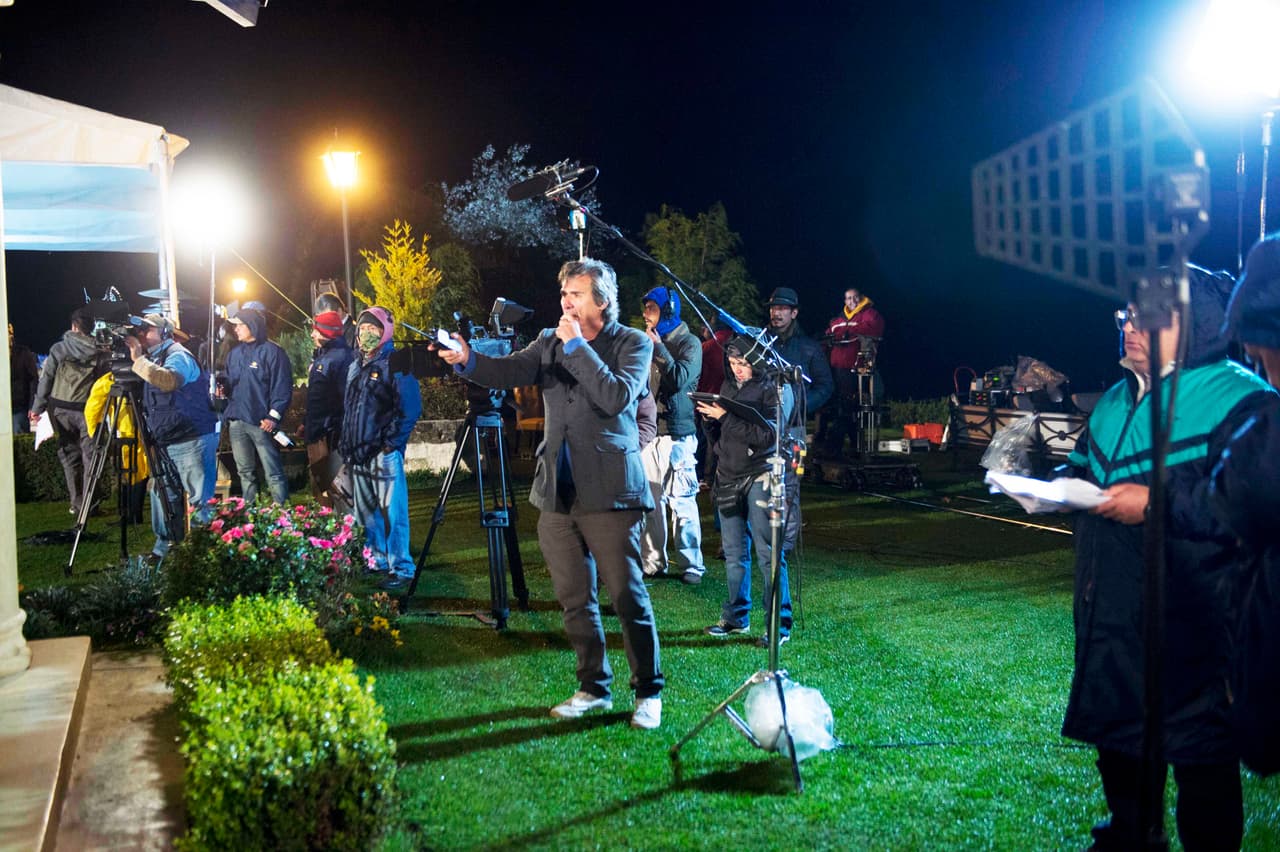 Por supuesto, Pedro sigue cada paso de las escenas y cuida que sean excelentes.