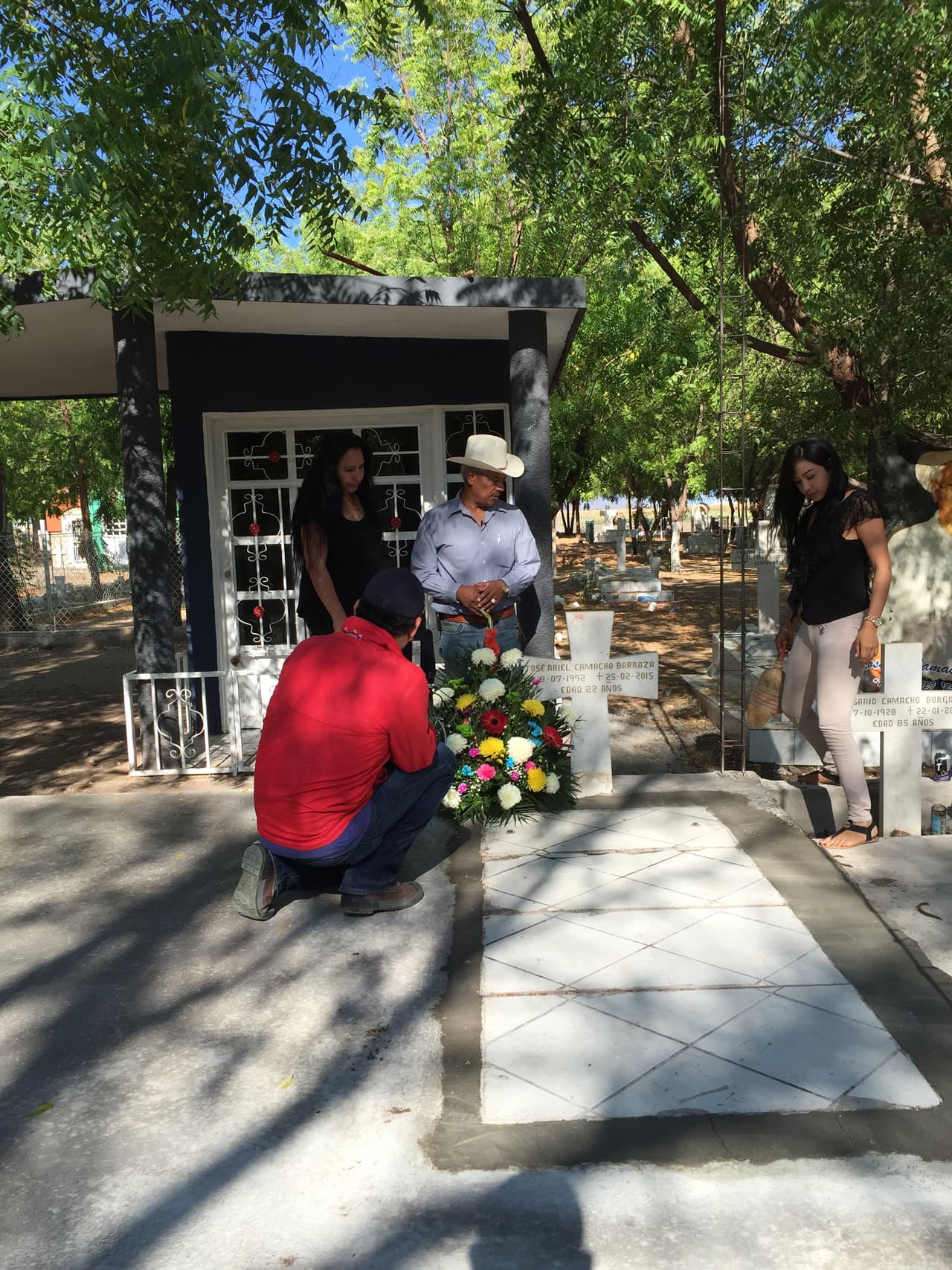 Los restos del cantante reposan en el cementerio de la comunidad de Alhuey, Angostura, en Sinaloa.