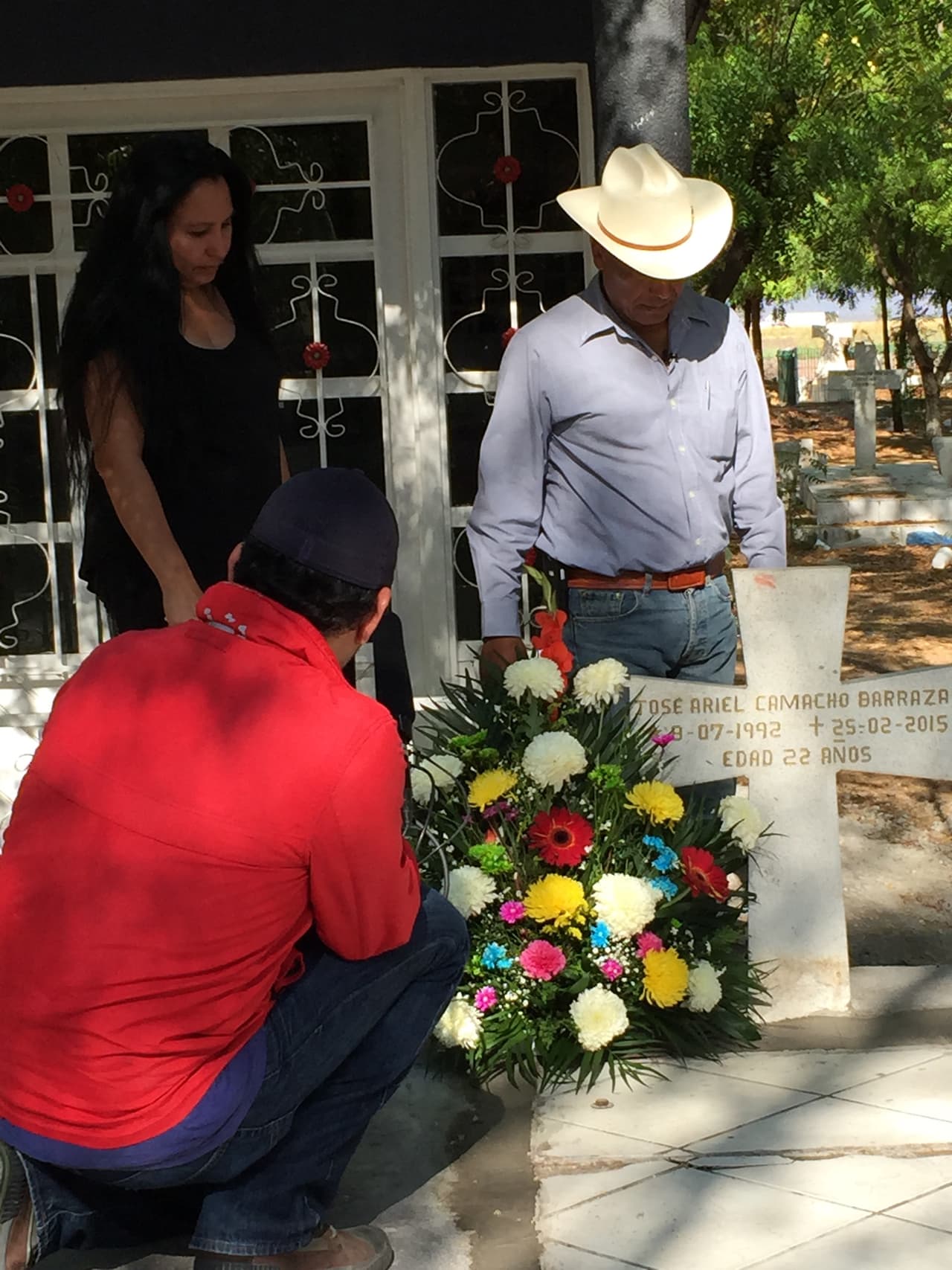El periódico El Debate reportó que durante el entierro se pusieron corridos del joven cantante.