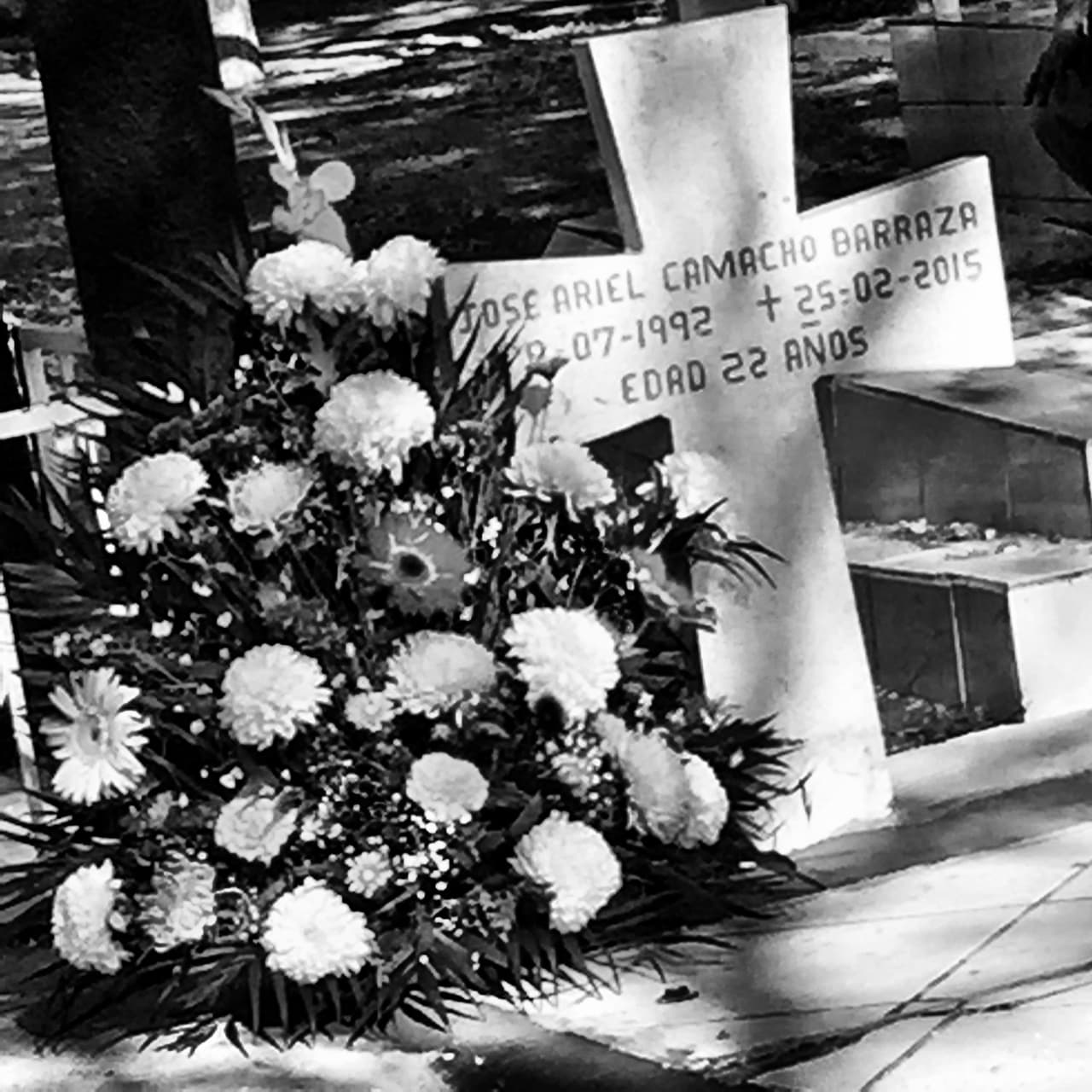 Pero la muerte se cruzó en su camino y en el de sus acompañantes. Las autoridades recibieron el llamado de auxilio a las 3AM y llegaron minutos después para auxiliar a los otros acompañantes que estaban heridos.