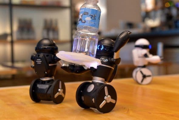 Un robot de dos ruedas lleva una botella de agua en una bandeja a manera de mesero. El robot de 19 centímetros se presentó en Tokio.