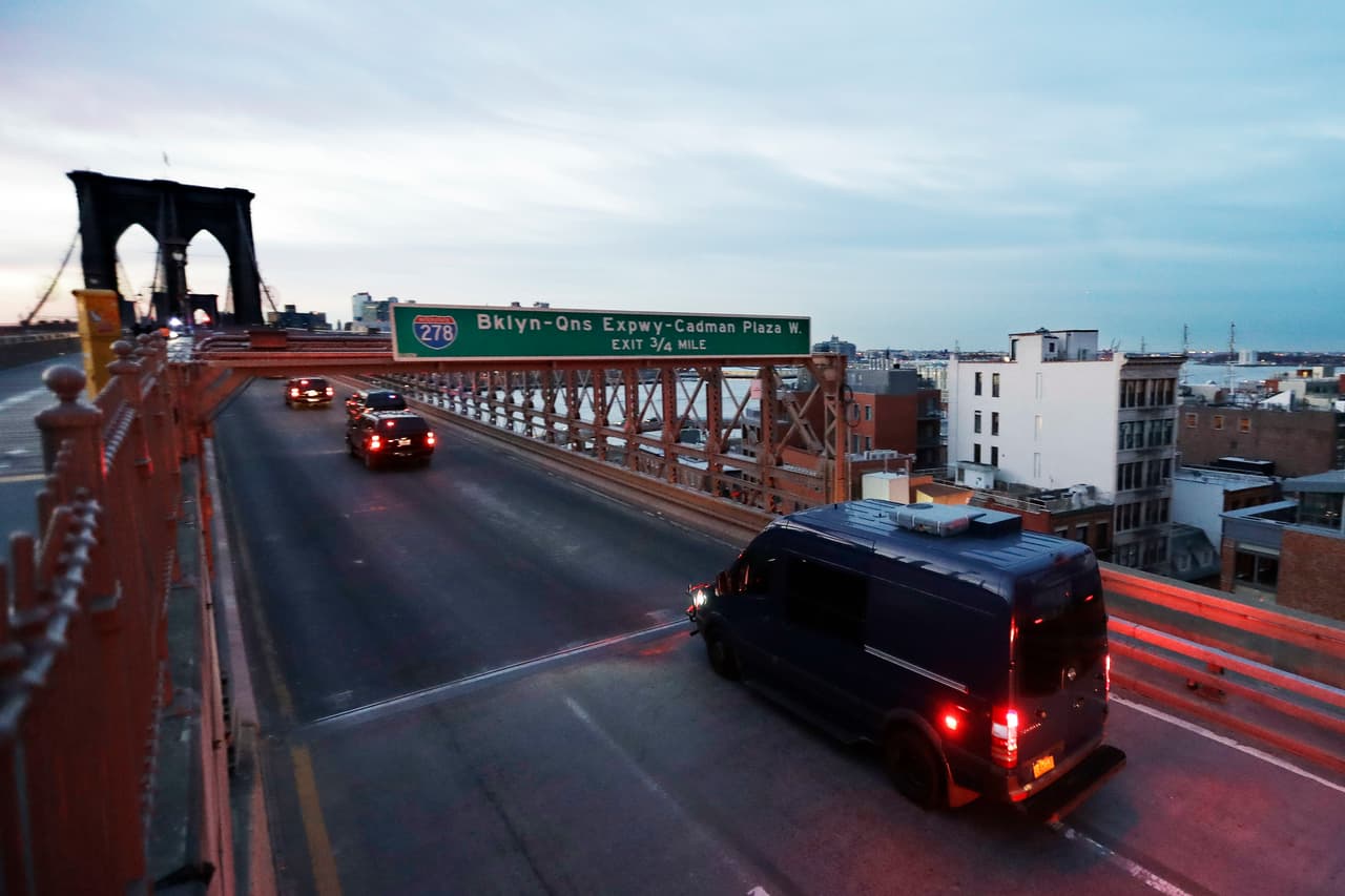 El puente de Brooklyn también fue cerrado a primeras horas de la mañana para facilitar el traslado del capo desde la prisión donde está recluido en Manhattan hasta la sede de la corte federal en Brooklyn.