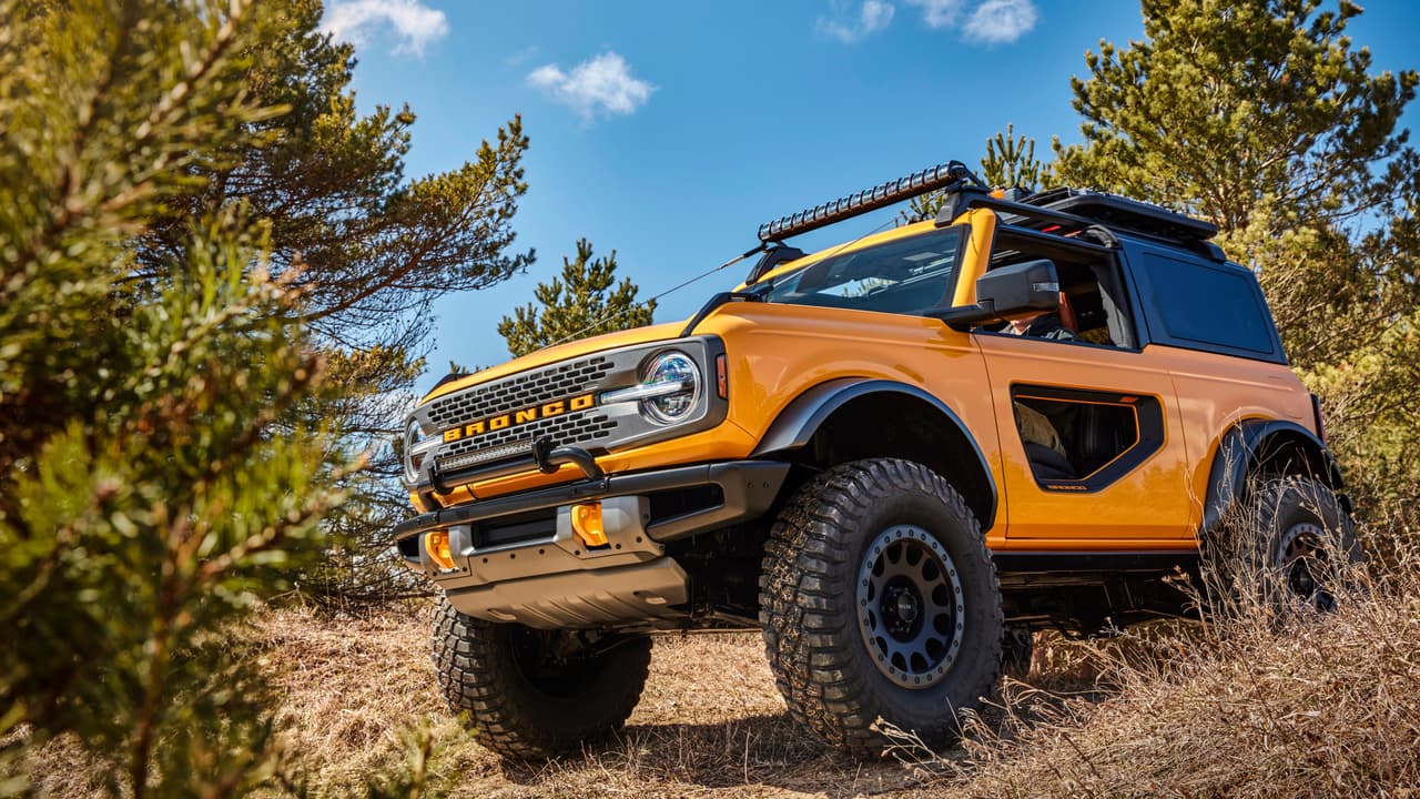 Trail sights on the front fenders serve as tie-downs, reminiscent of the first-generation Bronco. (Aftermarket accessories shown not available for sale. Prototype not representative of production vehicle.)